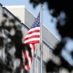 Дональд Трамп підписує документи в Білому домі (фото: SAUL LOEB/Pool via REUTERS)
