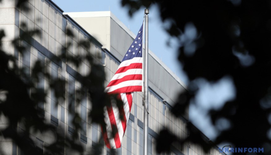 Дональд Трамп підписує документи в Білому домі (фото: SAUL LOEB/Pool via REUTERS)