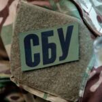 Вилучені саморобні вибухові пристрої у вигляді кухонних каструль та місце у дворі житлового комплексу в Івано-Франківську