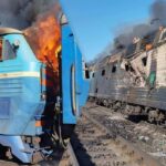 Наслідки удару дроном по пасажирському поїзду в Запорізькій області