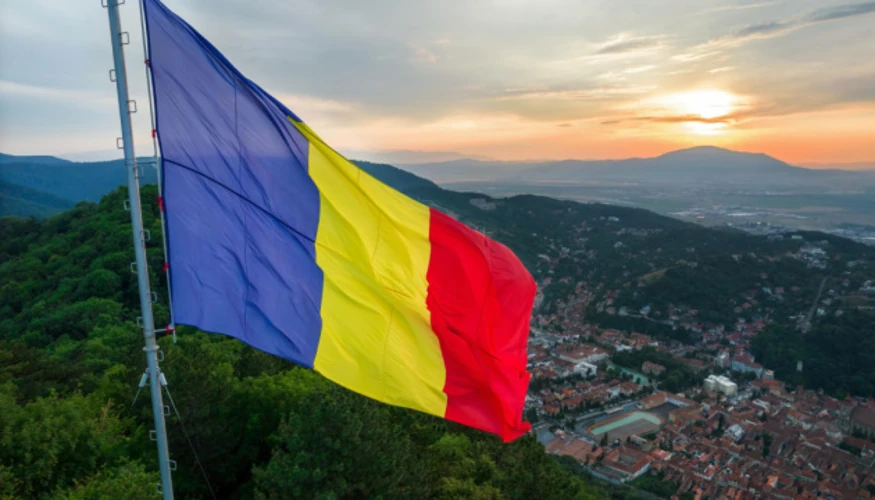 Уламки збитого безпілотника, надані МЗС Румунії, та будівля Міністерства закордонних справ у Бухаресті