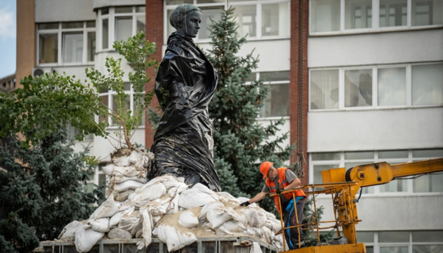 Захисні конструкції біля пам'ятника Лесі Українки в Києві під час демонтажу