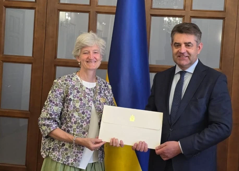 Зустріч Євгена Перебийноса з Тамарою Мовгінні під час вручення копій вірчих грамот