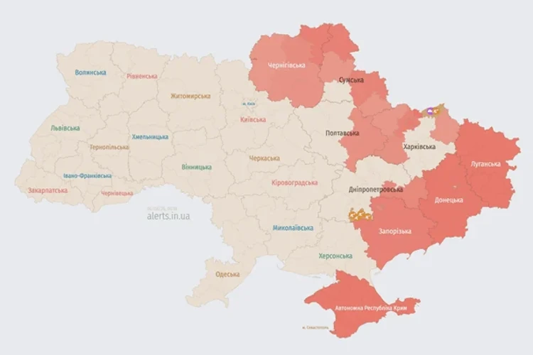 Мапа тривог України з позначеними областями під час нічної атаки БпЛА 4 серпня 2026 року