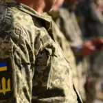 Роман Костенко на тлі будівлі Верховної Ради під час засідання комітету з питань національної безпеки