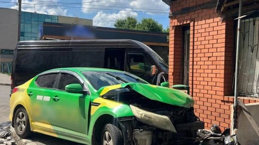 Місце ДТП у Львівській області за участю легковика Skoda Octavia та рейсового автобуса I-VAN