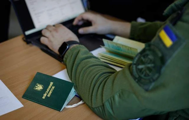 Документи військовозобов'язаного на столі під час переходу від бронювання до відстрочки