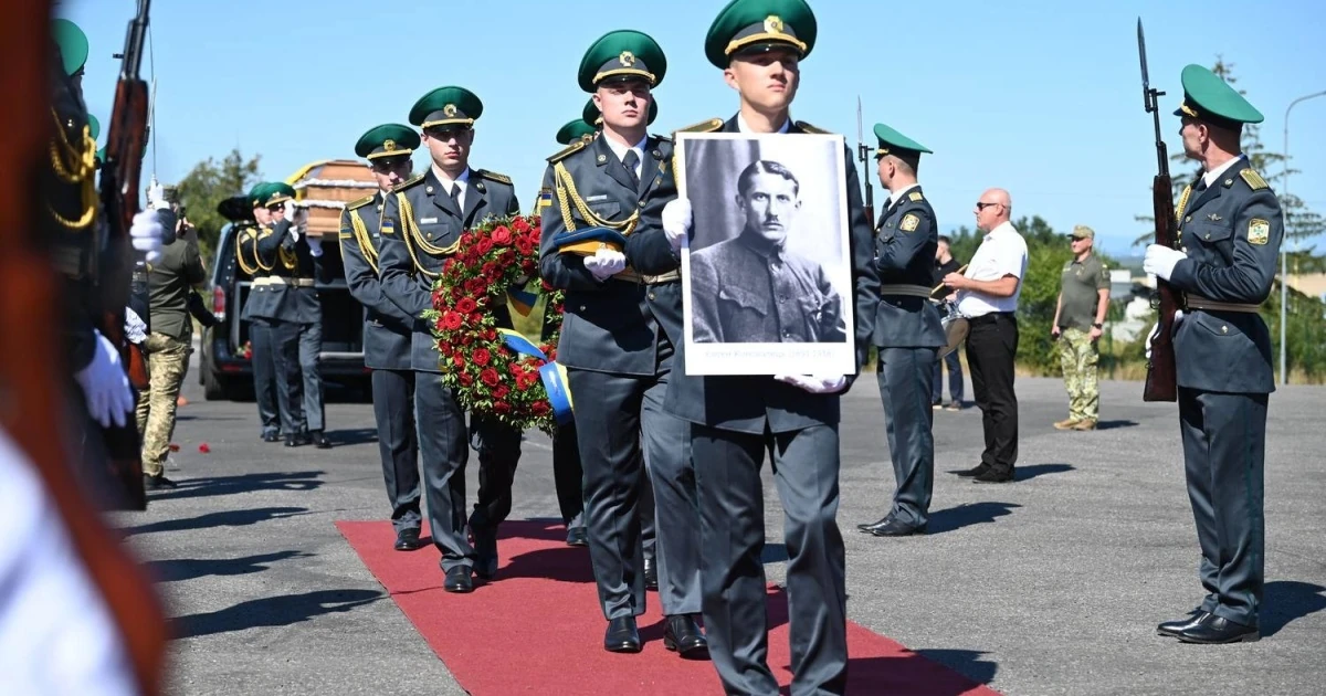 Церемонія зустрічі праху Євгена Коновальця на КПП «Ужгород»