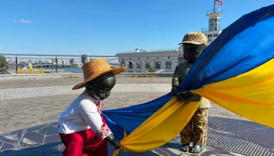 Скульптури малюків-засновників Києва — Кия, Щека, Хорива та Либідь — у святкових костюмах і вишитих сорочках на Поштовій