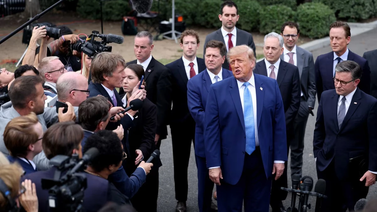 Президент США Дональд Трамп та керівники Google, Anthropic, Meta, OpenAI, X та NVIDIA під час підписання угоди щодо штучного