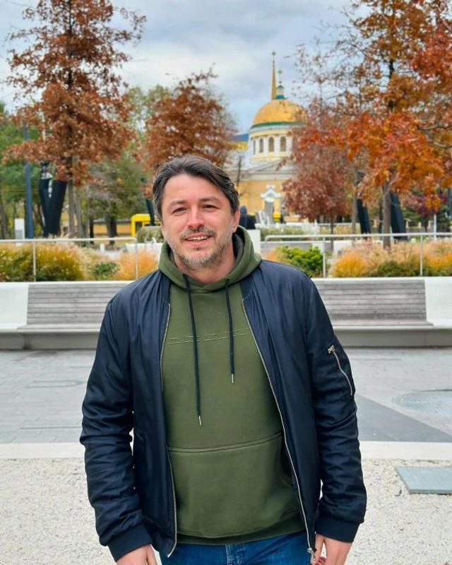 Сергій Притула разом із доньками Соломією та Стефанією та з відзнакою Ордена Святого Архистратига Михаїла.