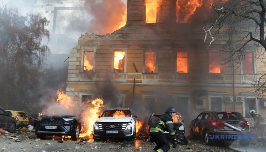 Пожежа на даху та верхньому поверсі будівлі Національної академії наук України, великий чорний дим над центром Києва