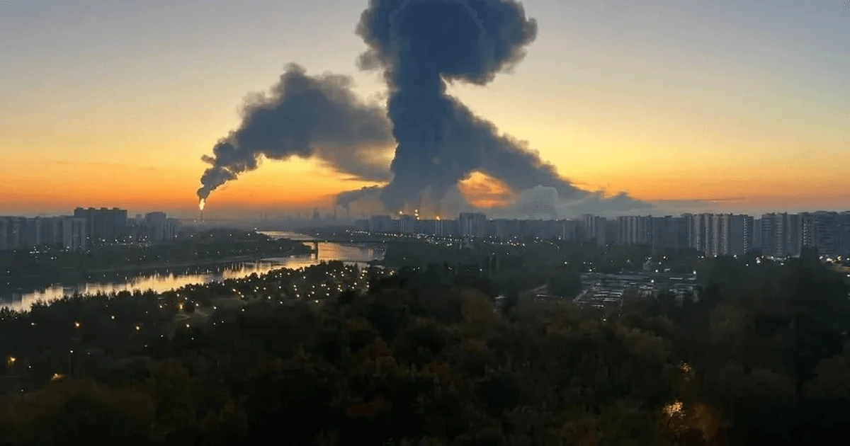 Наслідки пожежі на Московському НПЗ у районі Капотня після нічної атаки безпілотників