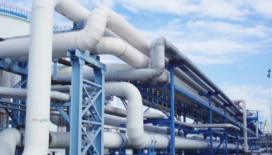 Прапорці Словаччини та Росії на тлі газопроводу під час переговорів у Москві