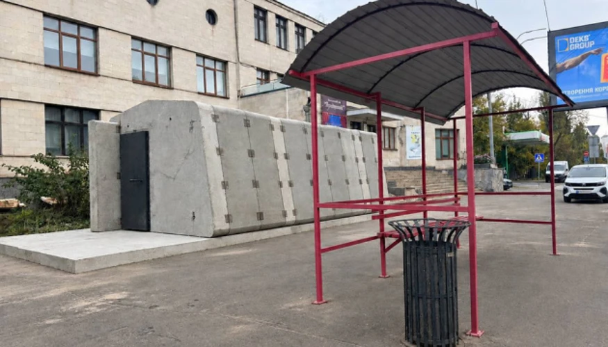 Мобільне укриття, встановлене поряд із зупинкою «Парк Івана Багряного» на Берестейському проспекті в Києві.