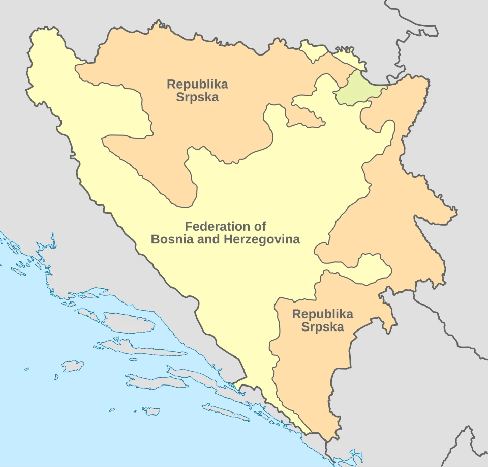 Передвиборчий білборд із зображенням Мілорада Додіка та будівля мерії Сараєва, підсвічена кольорами українського прапора