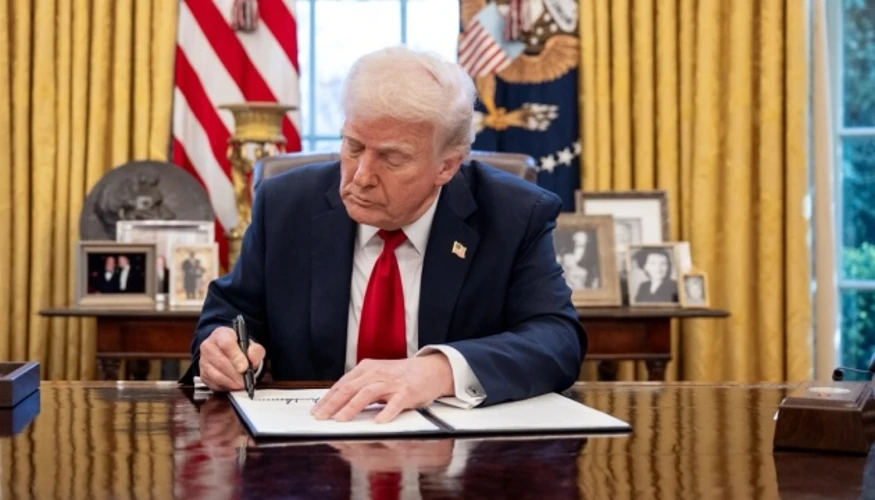 Президент США Дональд Трамп підписує указ про «червоний» дизель