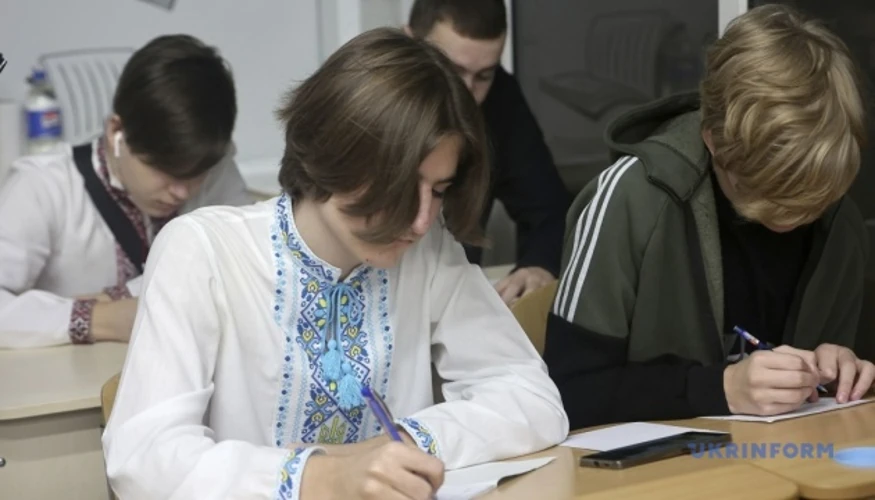 Урок у німецькій школі: підручник і зошит з української мови на парті