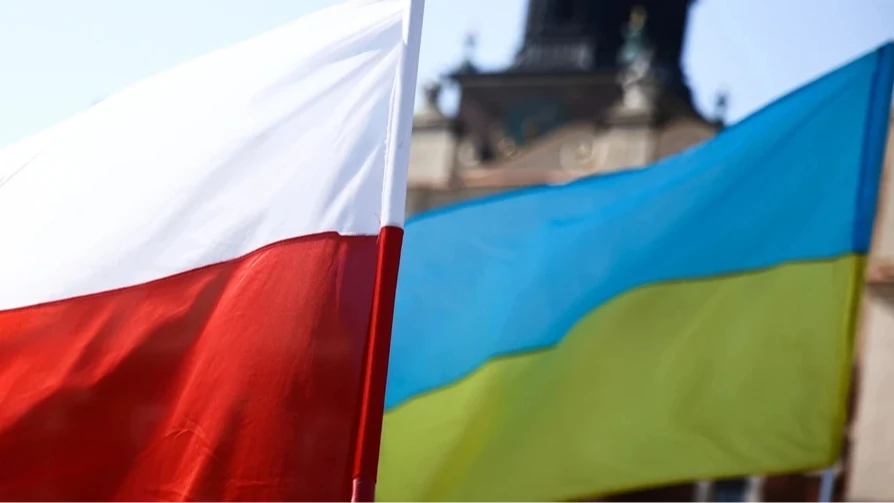 Вантажівки у черзі на пункті пропуску Дорогуськ на українсько-польському кордоні