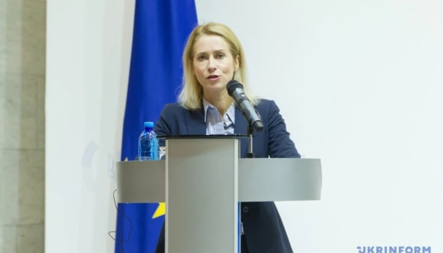 Кая Каллас, очільниця європейської дипломатії, на тлі символіки ЄС